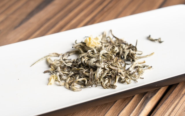 Jasmine green tea on a ceramic plate