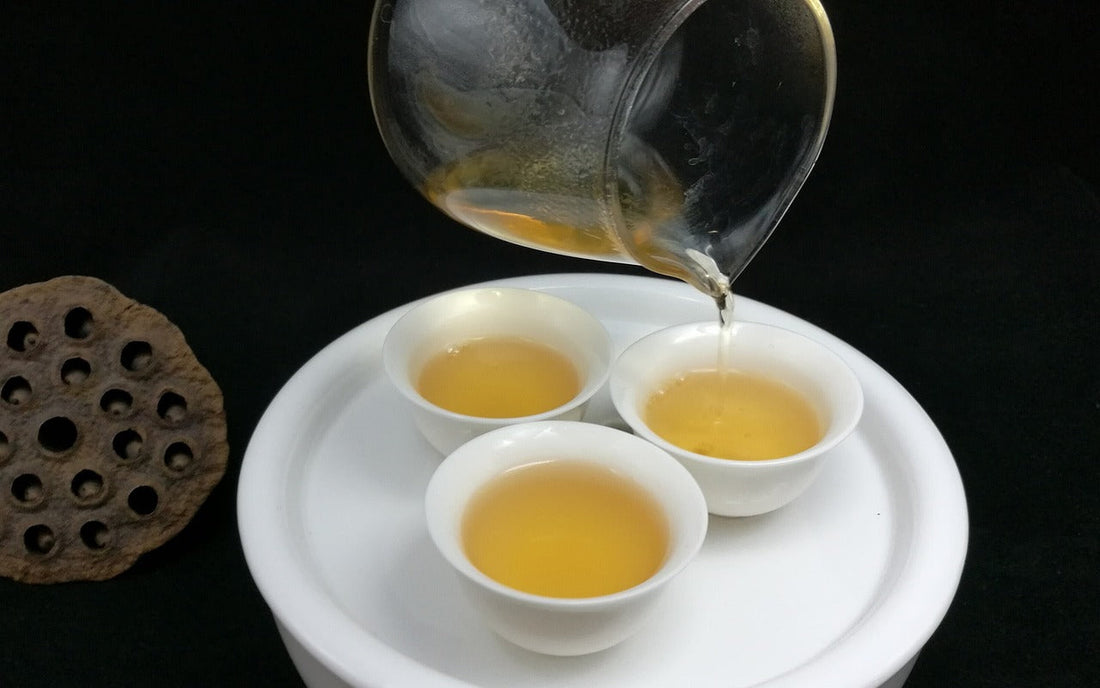 Oolong tea preparation using a ceramic tea set