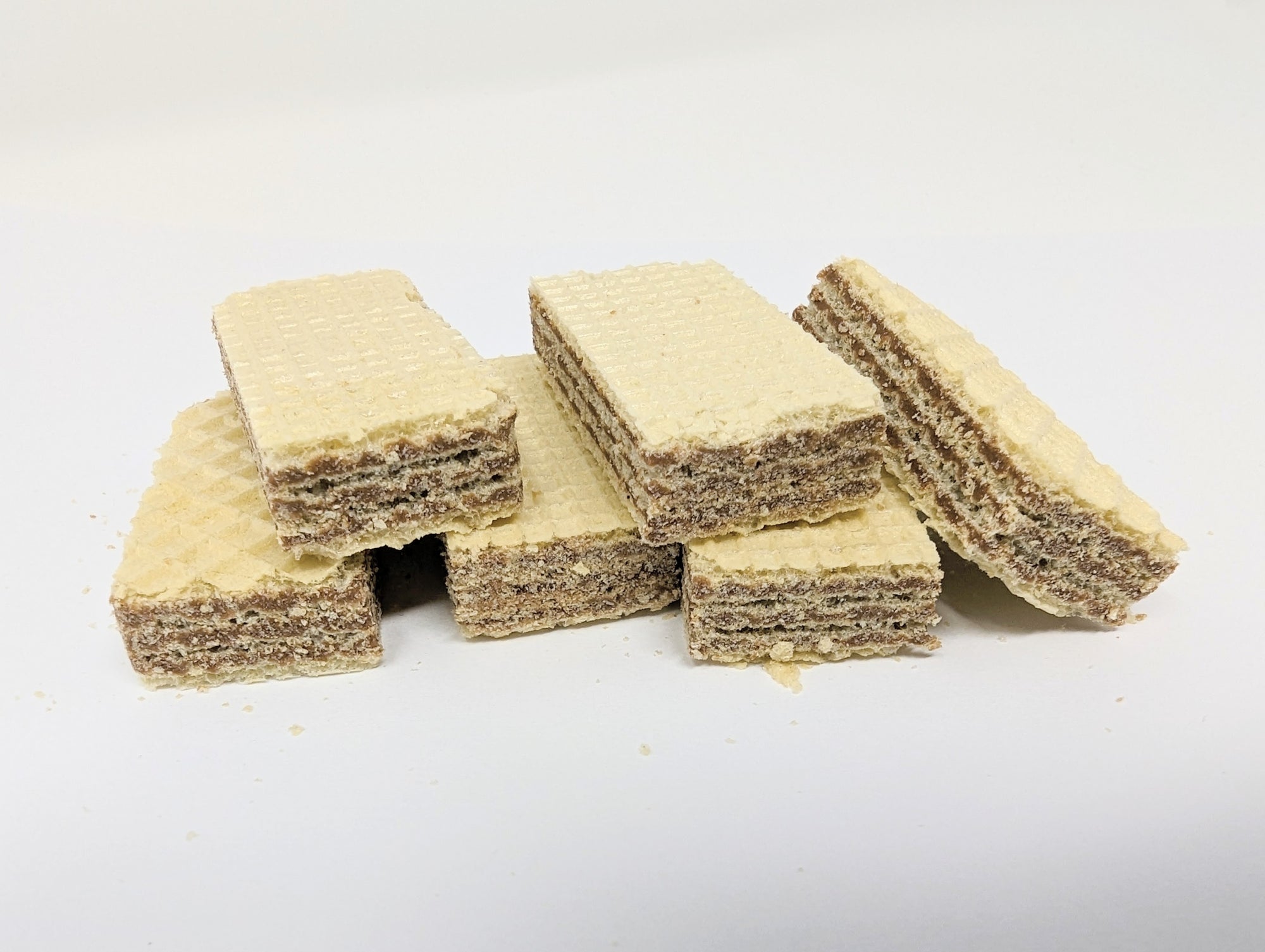 Two cups of pomelo green tea are placed on a woven mat, showcasing a serene and inviting tea setting.